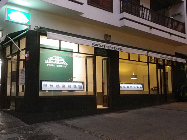 Porta Tenerife Inmobiliaria beleuchtet bei Nacht in Puerto de la Cruz