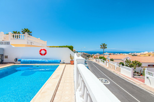 Pool mit Meerblick