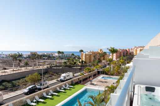 Moderne Wohnung in La Caleta mit Terrassen, Jacuzzi und Meerblick