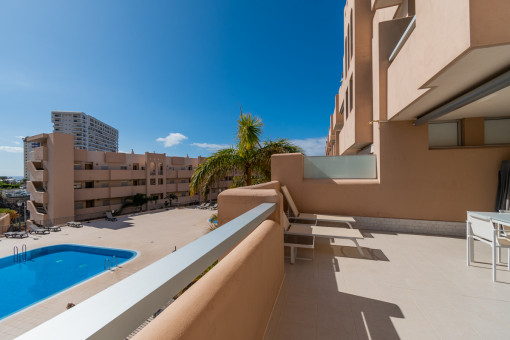 Schöne Wohnung mit 2 Schlafzimmern, großer Terrasse und Poolblick in Playa Paraiso