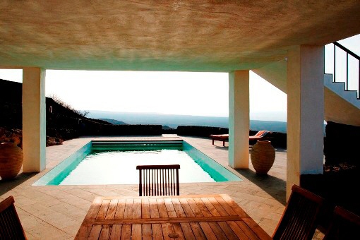 Der Pool und die teilweise überdachte Terrasse